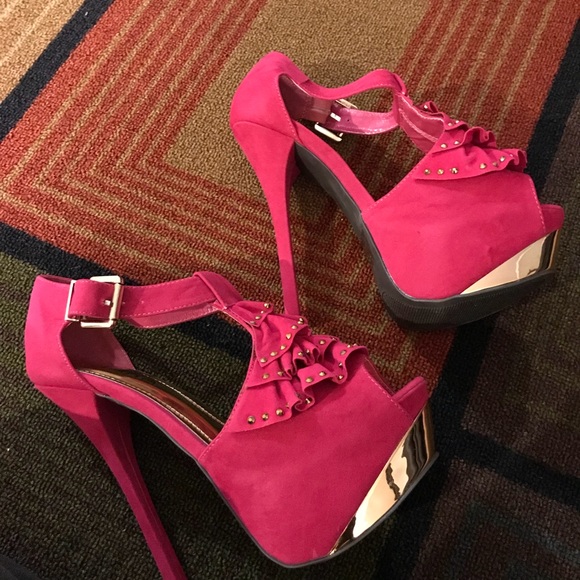 Pink 5 1/2 inch heel with gold stones on ruffles - Picture 6 of 6